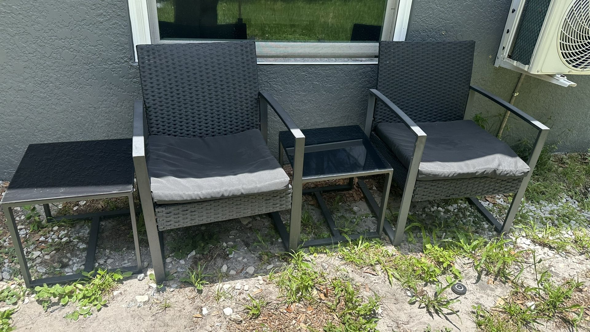 Patio furniture / patio chairs