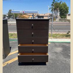 Dresser/ Five drawers dresser