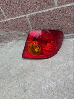RIGHT PASSENGER SIDE TAILLIGHT 2003-2005 TOYOTA COROLLA OEM.