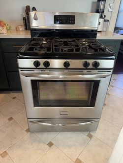 Frigidaire Gallery Stainless Steel Gas Range, 5 Burner