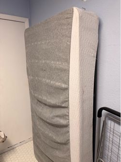 Cama con su base y colchón y soportes
