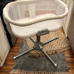 Halo Bassinest - White bassinet With Infant Insert