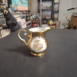 Vintage GN Veritable Porcelaine Creamer Hand-painted In Italy 🇮🇹  W/24K Gold & Renaissance Courting Couple Scene 3.5" Tall
