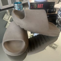 Yeezy slides beige Mens 10 