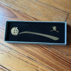 United Nations Logo Pin And Bookmark