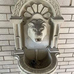 Lion head wall fountain