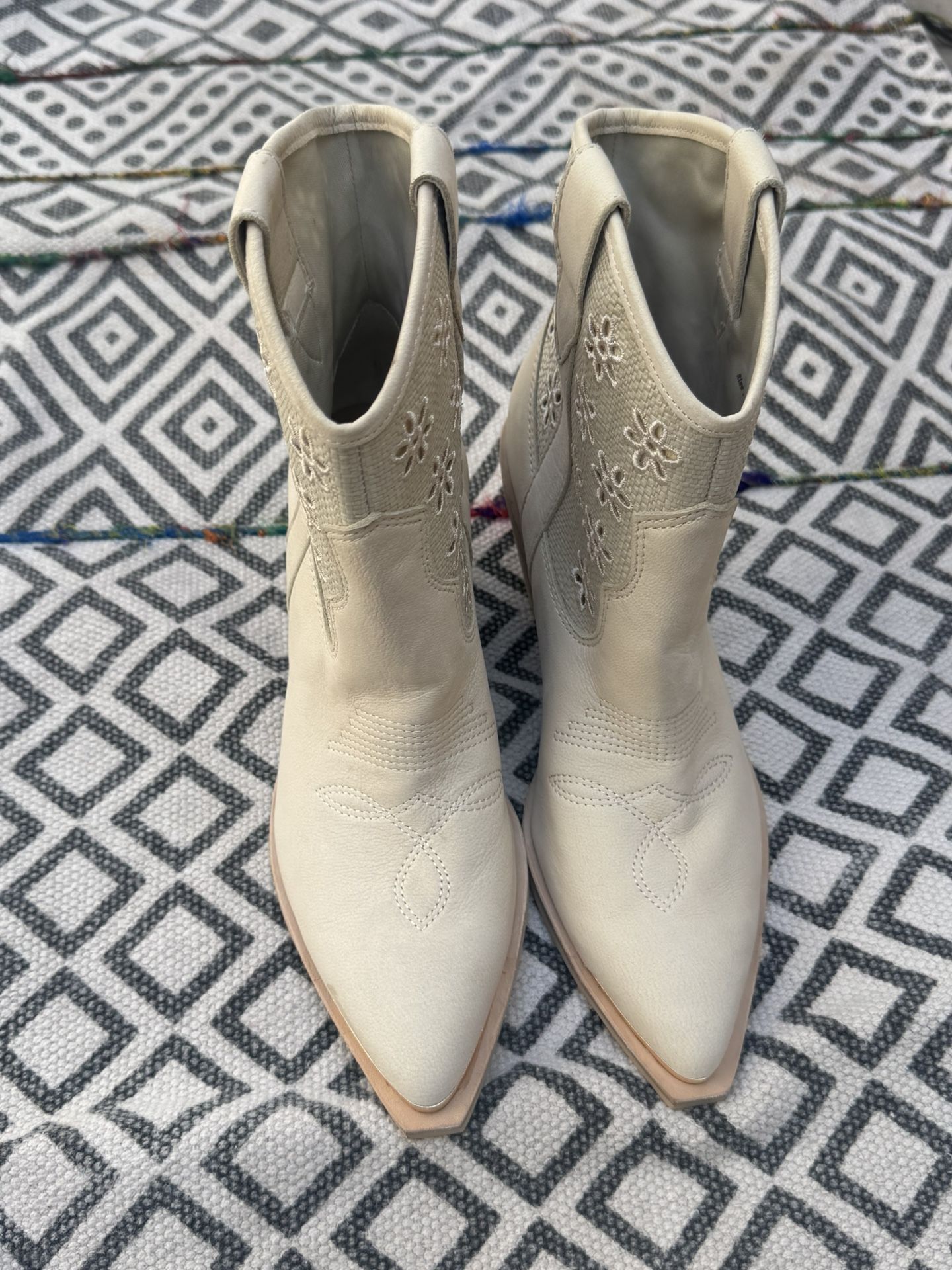Dolce Vita Nashe Western Boots – Oatmeal – Size 7.5– New No Box