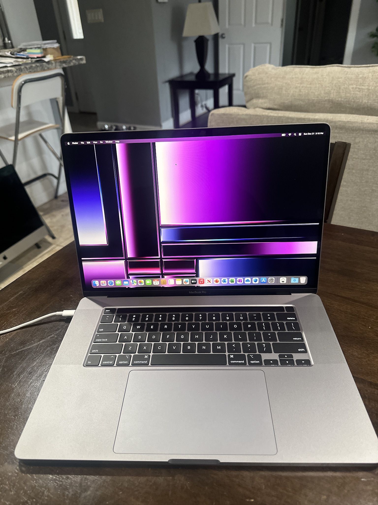 APPLE MACBOOK PRO TOUCHBAR 16” INTEL 8 CORE i9 32GB RAM 500GB SSD!