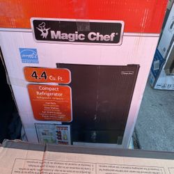 4.4 Cu Ft Compact Refrigerator Magic Chef