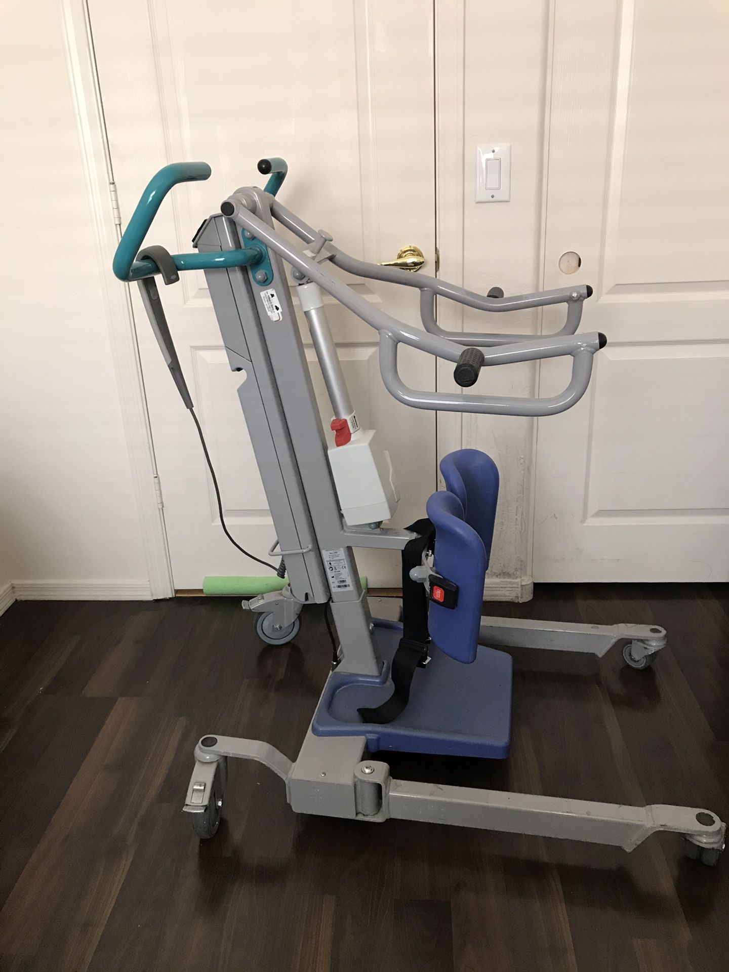 Arjo Sara 3000 Hospital Mobile Patient Standing/ Lift
