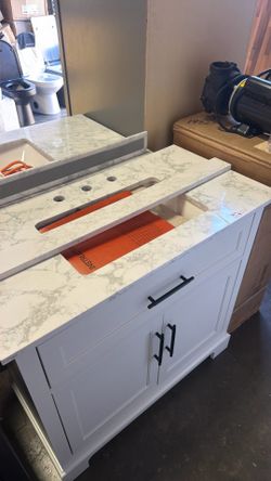 36 in vanity  bathroom in white $199 ( top broke )