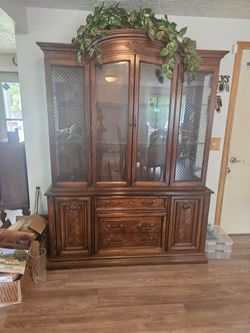 Free hutch with lighting