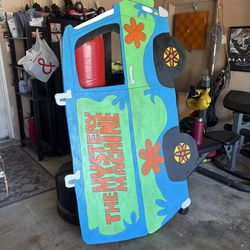 FREE cut out of mystery machine