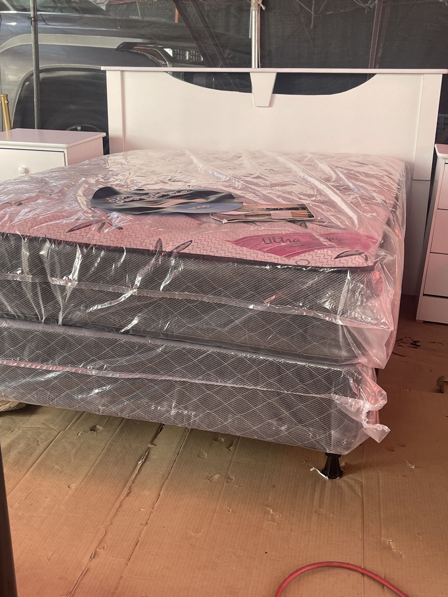 Full Size Bed Whith White Headboard