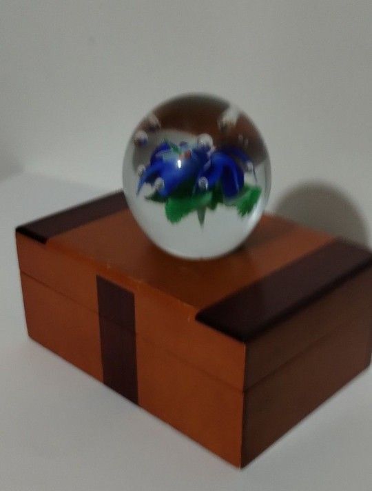 DYNASTY GALLERY GLASS PAPERWEIGHT 2.5" - V81