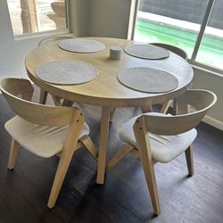 Dinning  Table With Placemats 