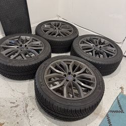 Maserati rims equipped with Michelin Latitude Alpin winter tires in size 265/45R20