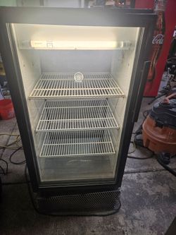 True Mfg 10 Cubic Feet Commercial Glass Door Merchandiser Cooler Refrigerator
