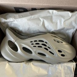 Yeezy Foam RNNR Stone Salt