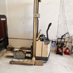 Make Reasonable Offer  Crown 30WTL FORKLIFT 