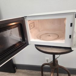 Microwave .7 cu Ft Magic Chef