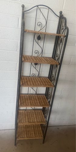 Este es un estante vintage rustico de hierro y mimbre