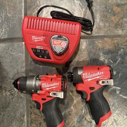Milwaukee M12 Drill Set 