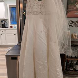 Wedding Dress/Vail.  Size 16