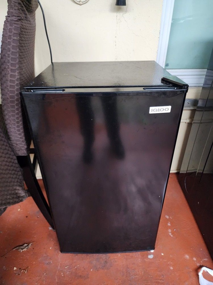 Igloo Mini Fridge In Amazing Condition 