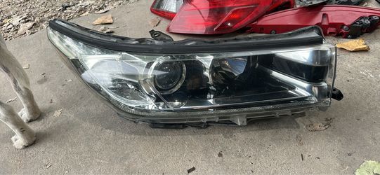 2014-2016 Toyota Highlander LE XLE X Headlight Passenger Side