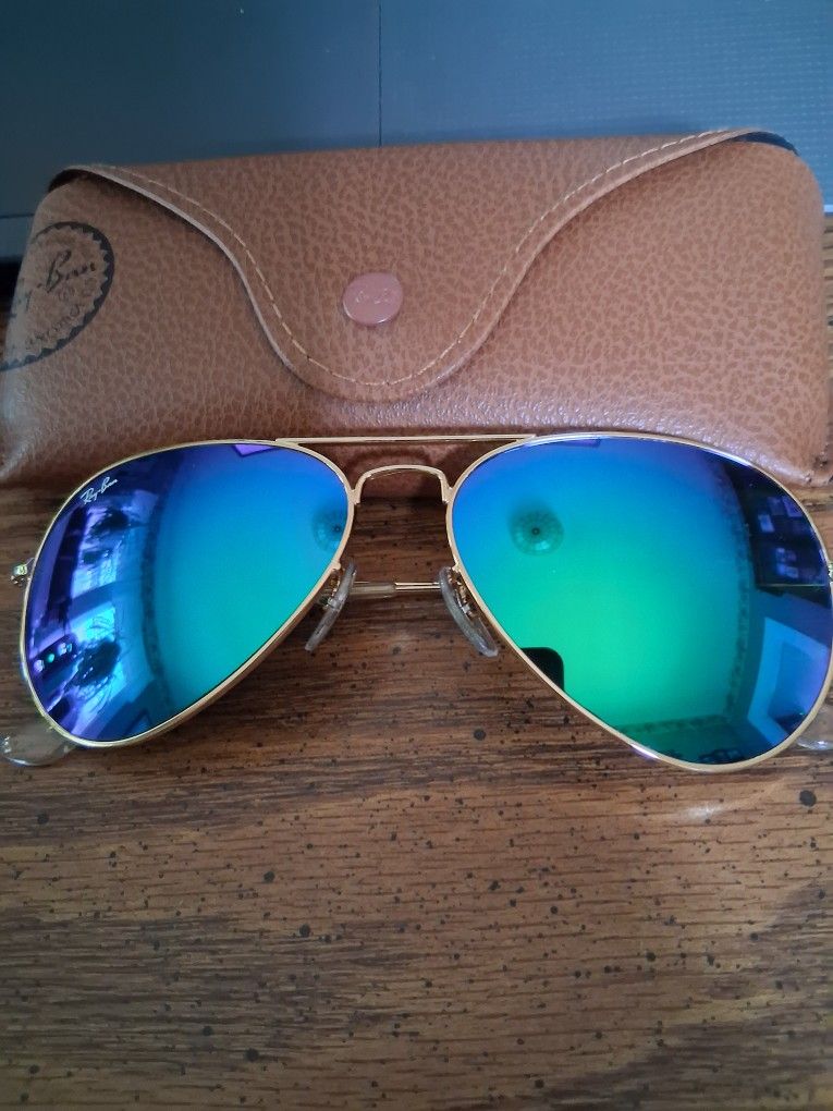 RAY BAN AVIATORS w/ GOLD FRAME AND GREEN/BLUE MIRRORED LENSES. BRAND NEW IN ORIGINAL PACKAGING.