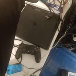 Ps4 W/ 2 Remote Controllers