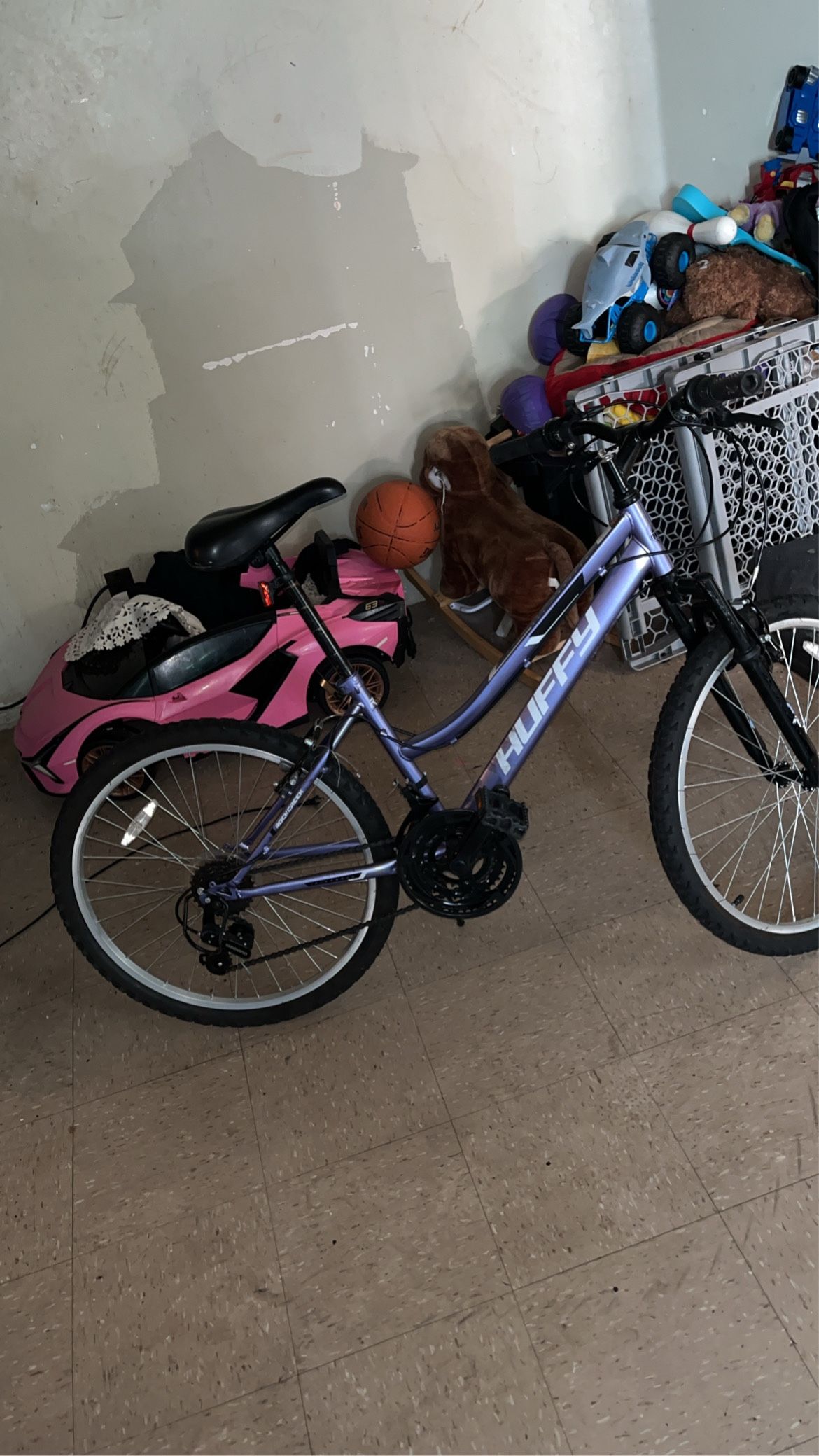 USED HUFFY ROCKCREEK MOUNTAIN BIKE (has tire Leak) FOR $20 TAKE IT OR LEAVE IT 