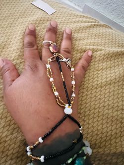 Single finger bracelet