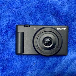 Sony ZV-F1 Black Vlogging Camera ZEISS 2.0/7.6 Ultra Wide Lens Content Creators Vloggers Cam Handheld Lightweight Touchscreen Screen Micro SD 