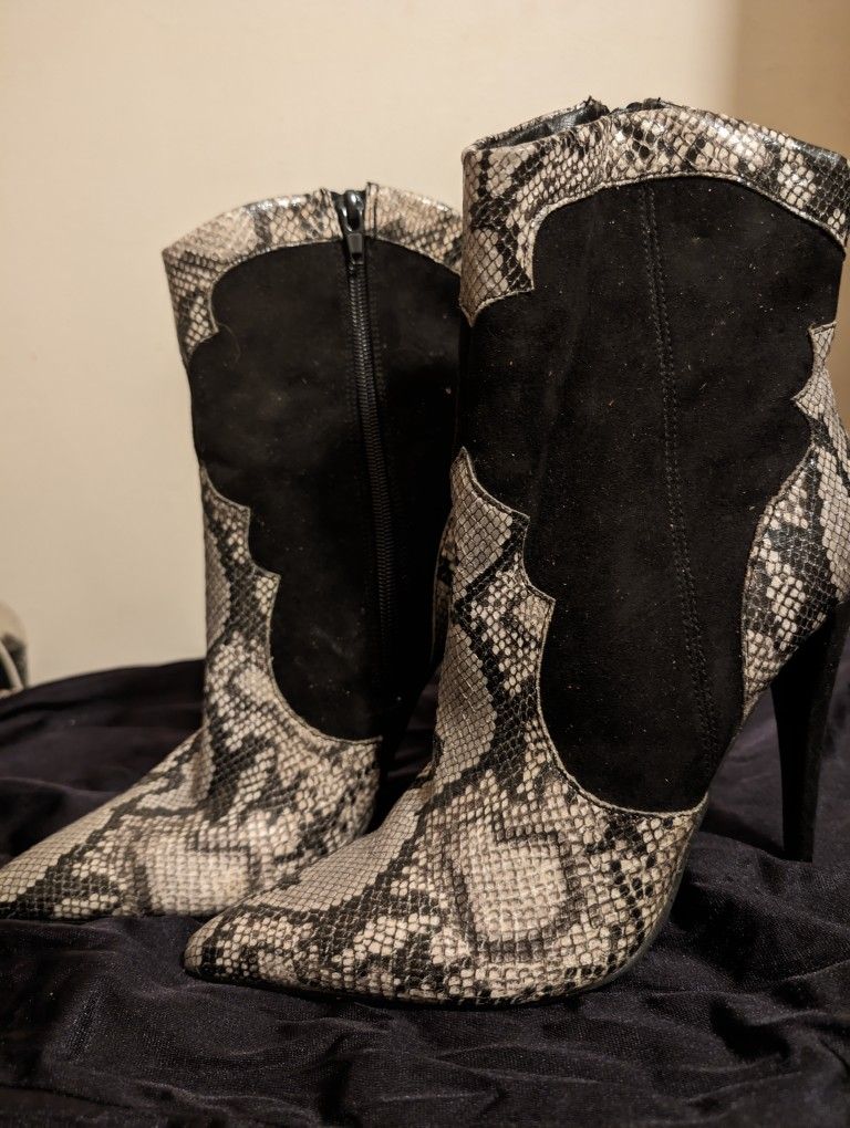 Shoedazzle 8.5 Black & White Snake Skin Stilettos With Zippers Worn Once. 8 1/2 Boots Shoes Hi-Heel