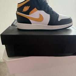 Jordan 1 Mid Black Orange