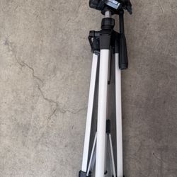 Amazon Basics tripod
