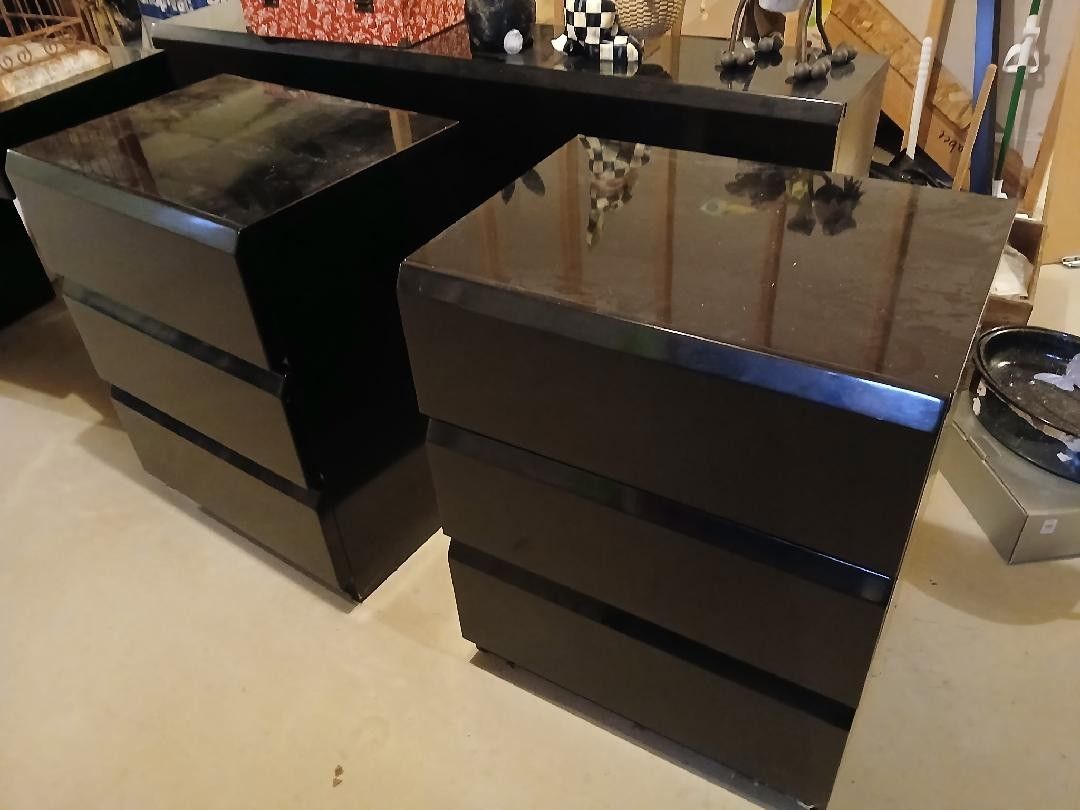 Queen Black Bedroom Set – $200