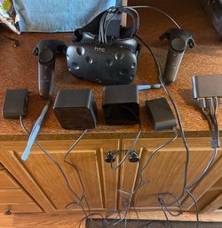 HTC Vive Complete VR Kit Full Set Headset Controllers Base Stations SteamVR - good condition used