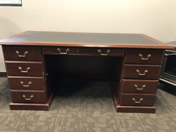 Solid wood desk. for Sale in Tacoma WA - OfferUp