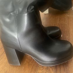 Boots 8.5 black 5$