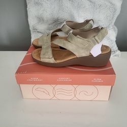 Sandals Ladies. Easy Spirit. New. 9M