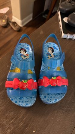 Snow white crocs