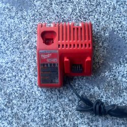 Milwaukee 12 and 18 V charger great condition