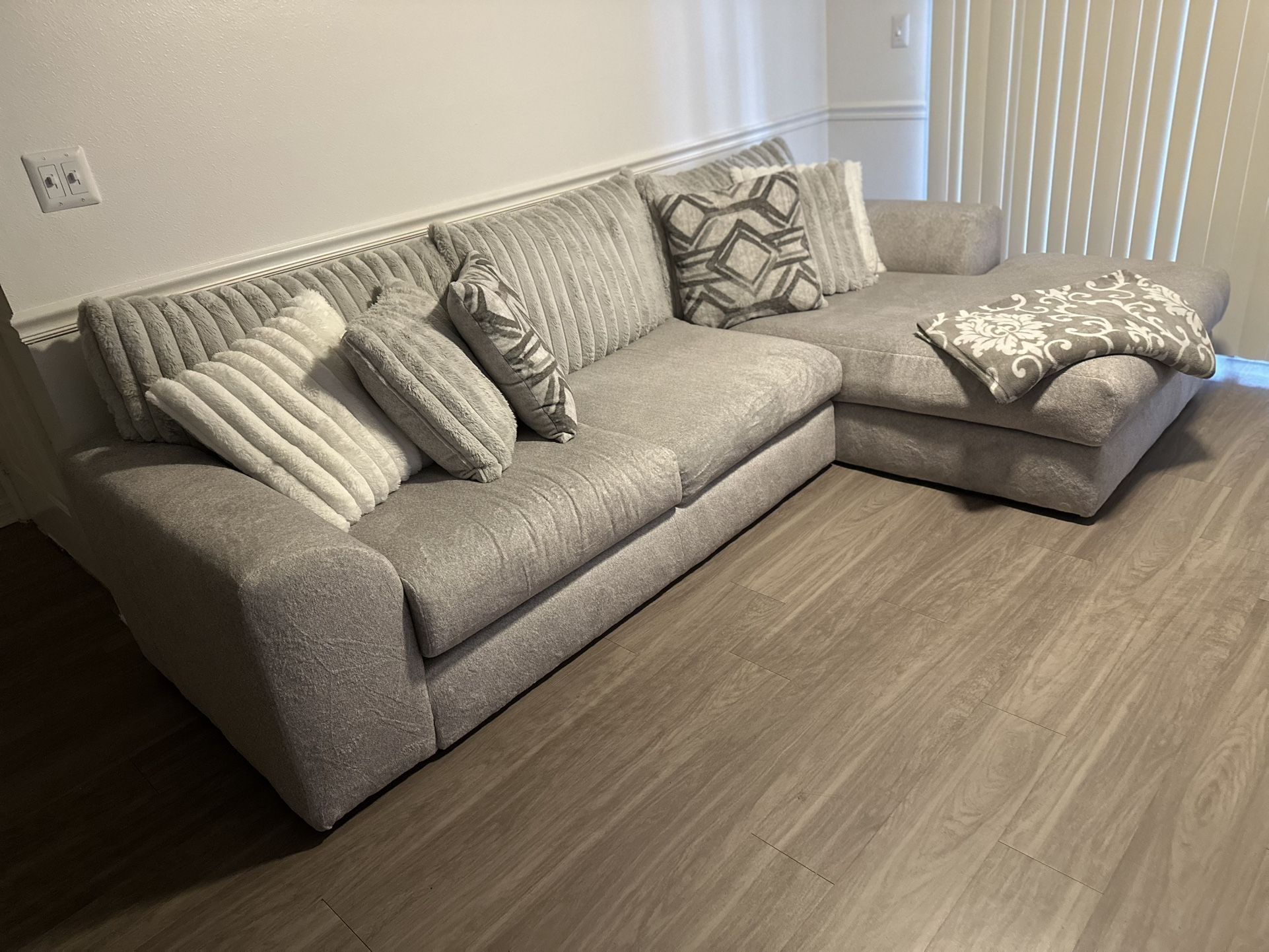 🛋️ Modern Sectional Sofa - Like New - 900$