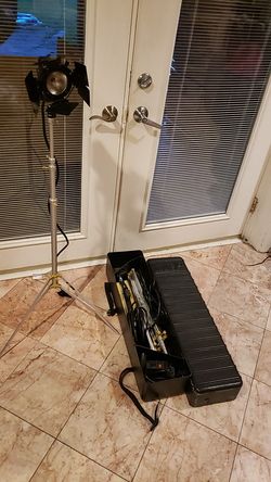 Lowel VIP System Pro 3 Light Set tripods carrying case