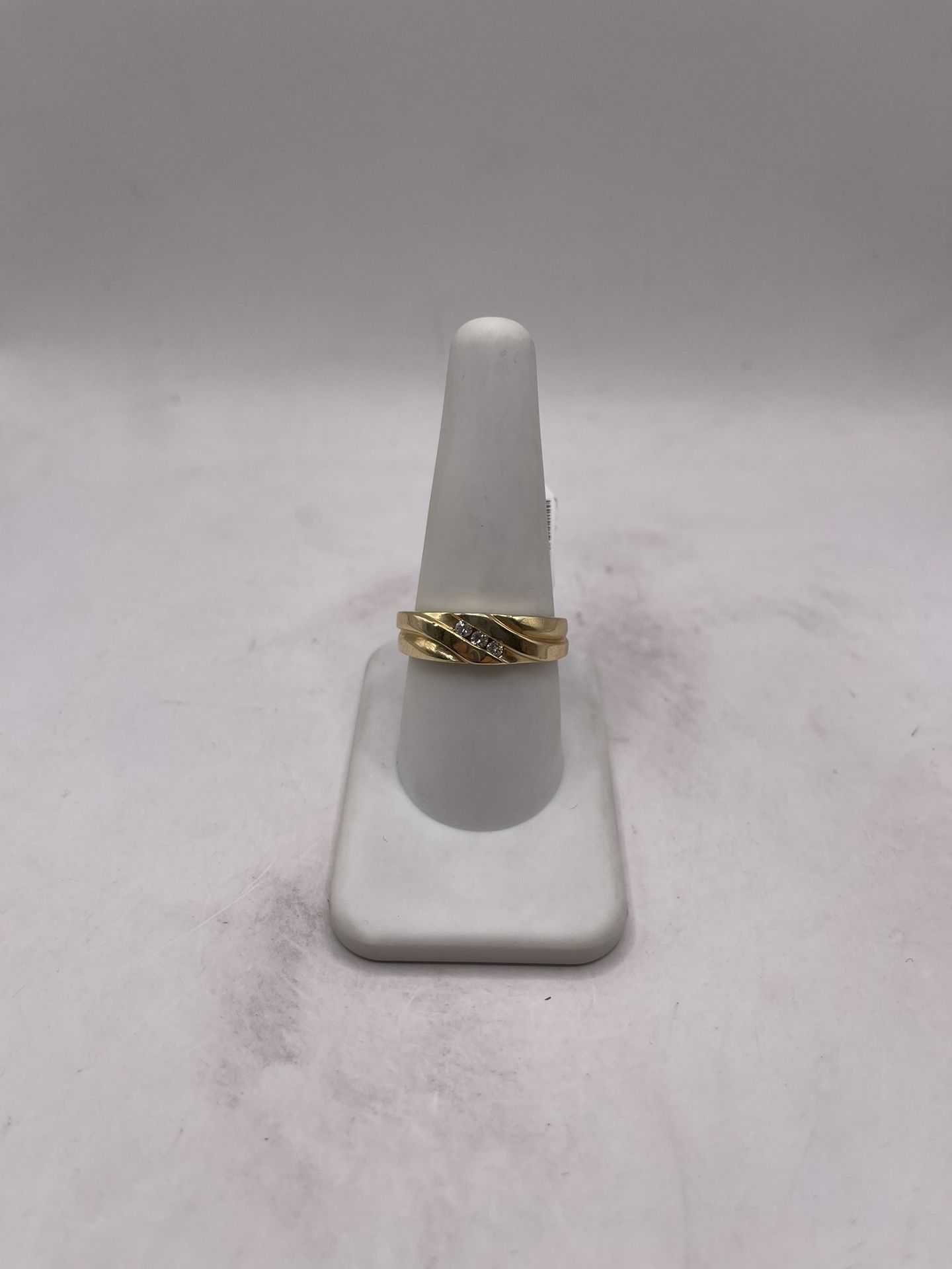 14kt Gold Engagement Style Band w/ Dia Chips