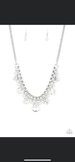New necklace set color silver with white ring stones and pearls