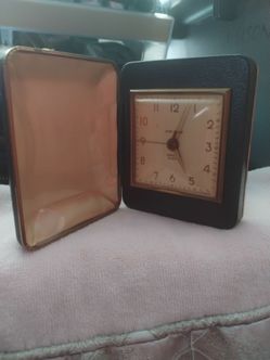 $30 por dos cajas de Reloj antiguo, uno trabaja muy bien y el otro trabaja poco